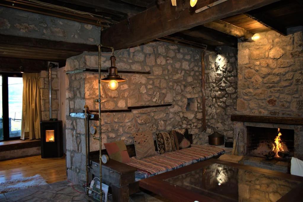 Μικρή Πέτρινη Μεζονέτα 2 Lílaia Exterior foto