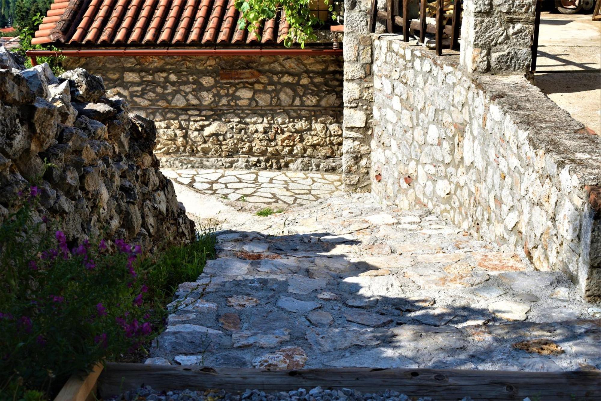 Μικρή Πέτρινη Μεζονέτα 2 Lílaia Exterior foto